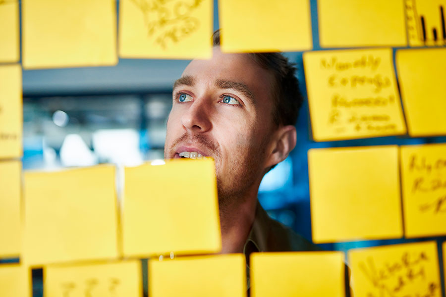 hombre pensando estrategia de negocios